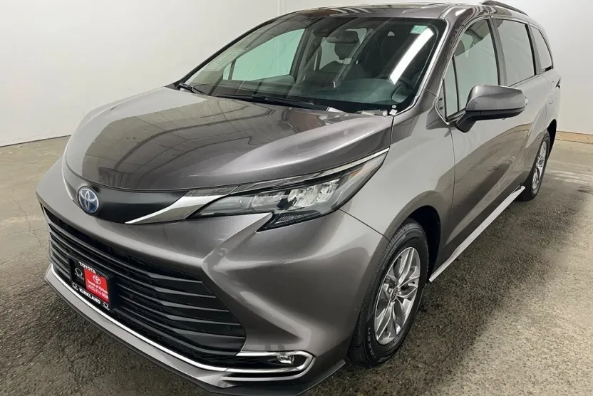2024 Toyota Sienna XLE photo 1