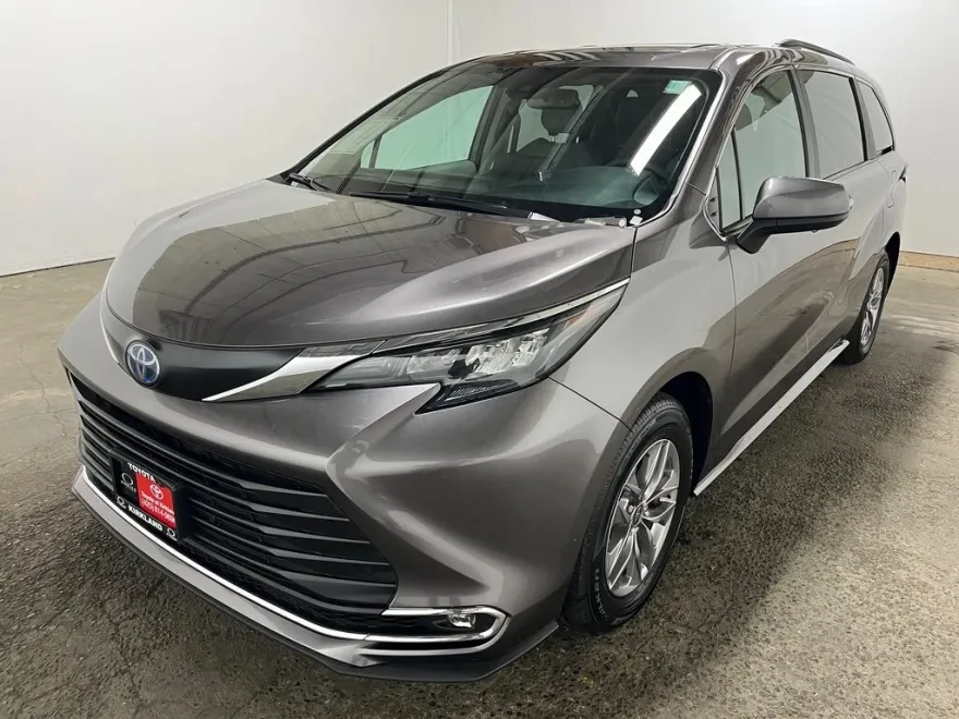 2024 Toyota Sienna XLE photo 1