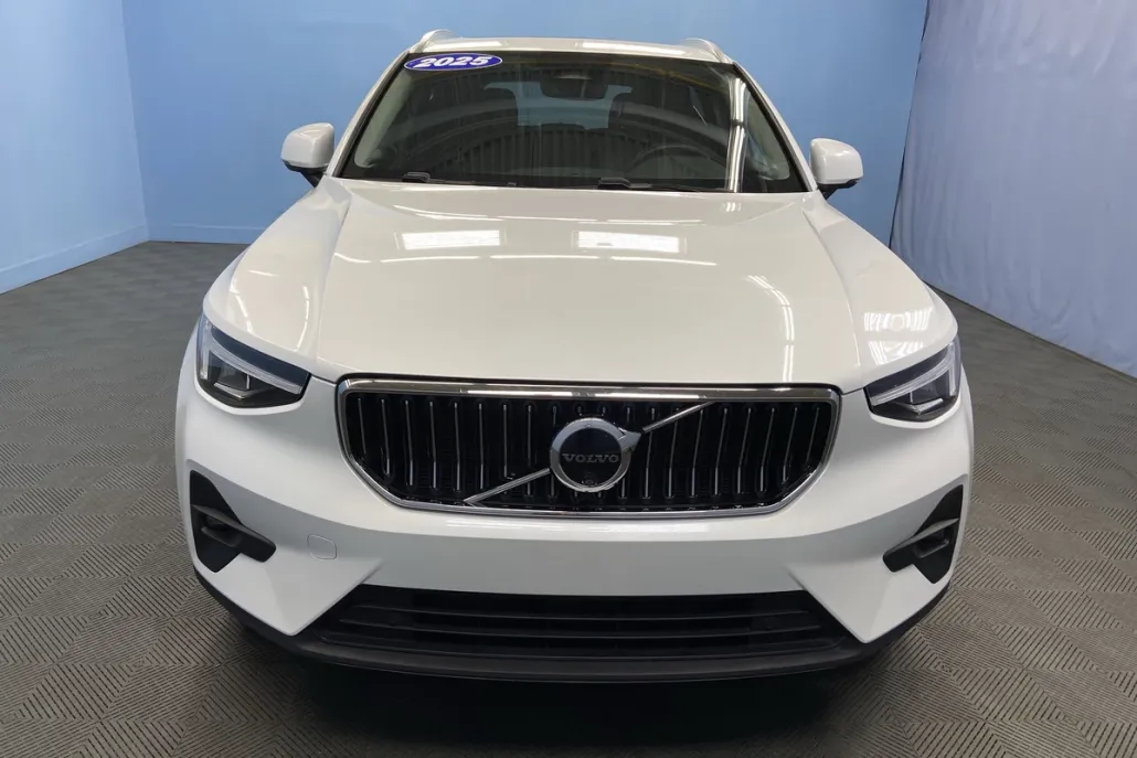 2025 Volvo XC40 Plus photo 1