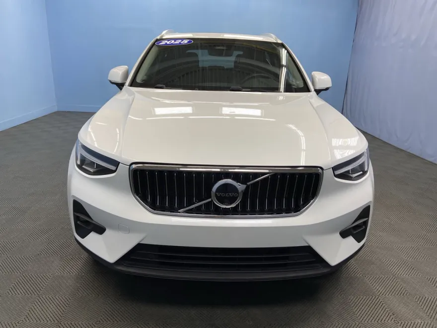 2025 Volvo XC40 Plus photo 1