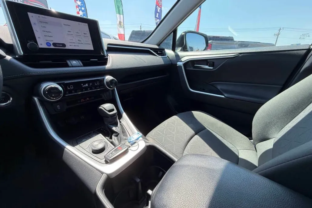 2024 Toyota RAV4 Hybrid XLE photo 1