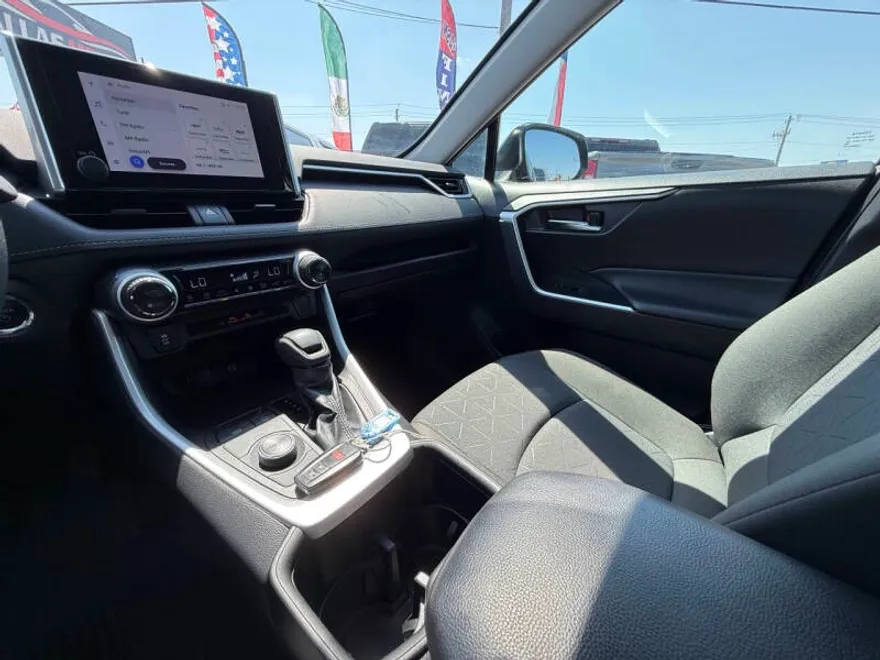 2024 Toyota RAV4 Hybrid XLE photo 1