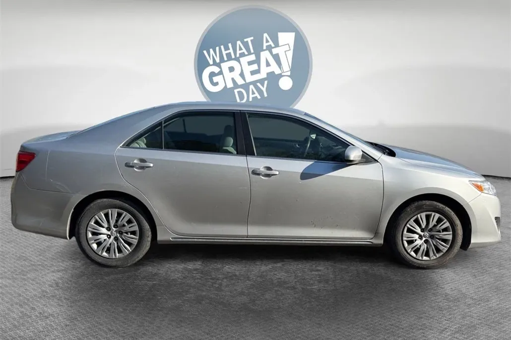 2012 Toyota Camry LE photo 1