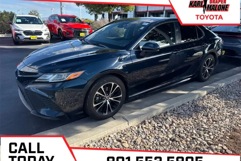 2018 Toyota Camry SE photo 1