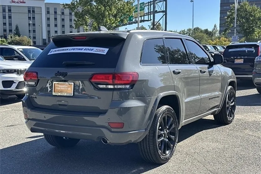 2020 Jeep Grand Cherokee Laredo Altitude photo 1