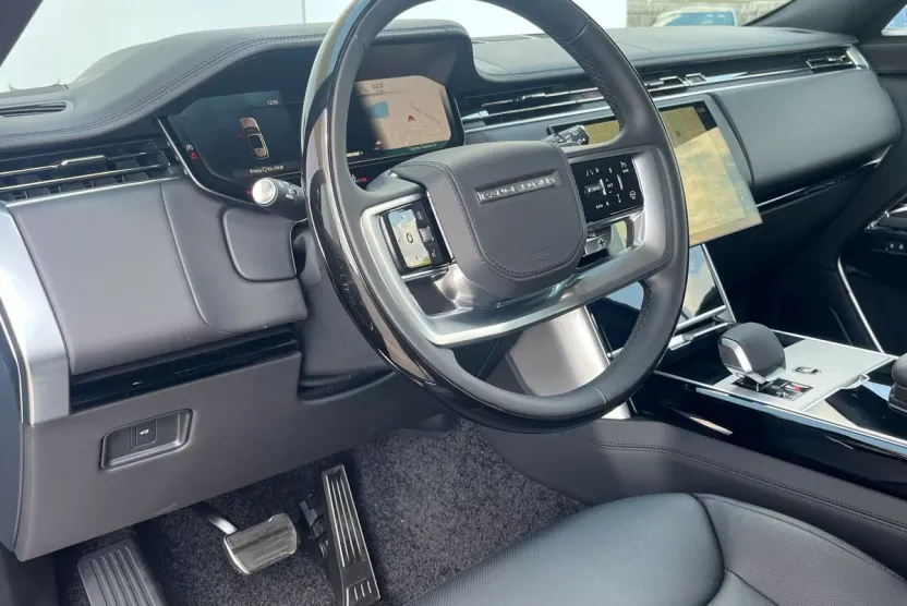 2025 Land Rover Range Rover SE photo 1