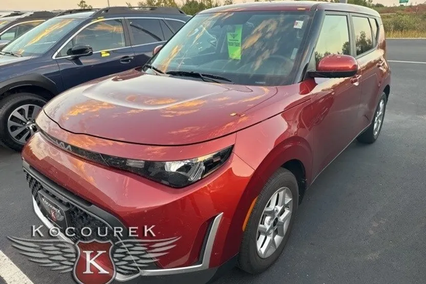 2023 Kia Soul LX photo 1