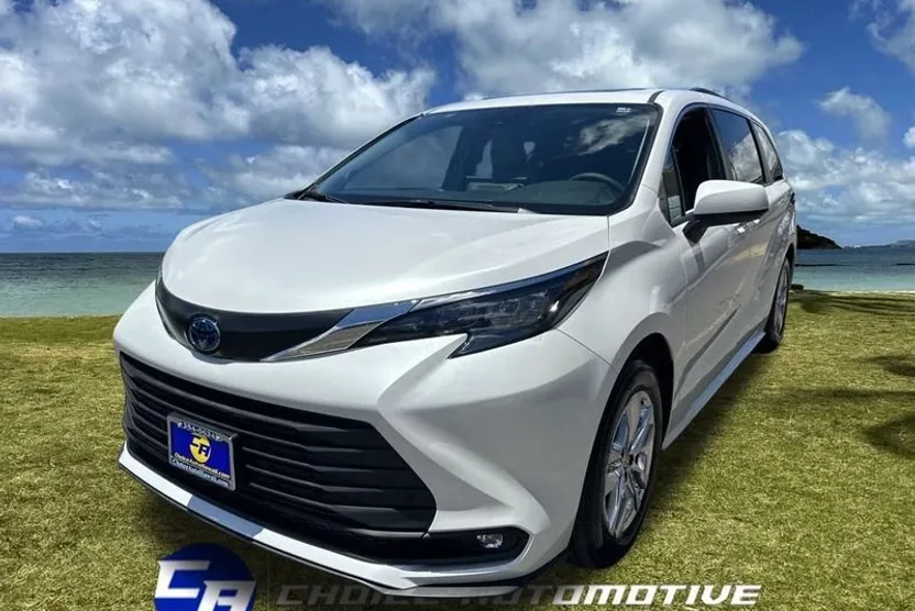 2025 Toyota Sienna XLE photo 1