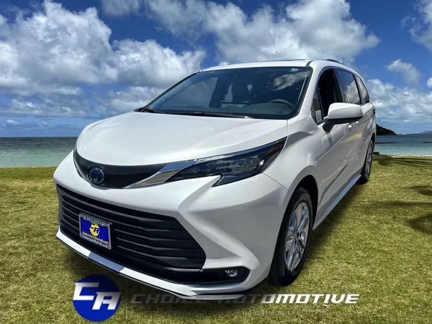 2025 Toyota Sienna XLE photo 1