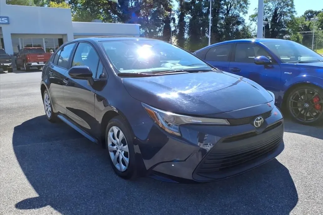 2023 Toyota Corolla LE photo 1