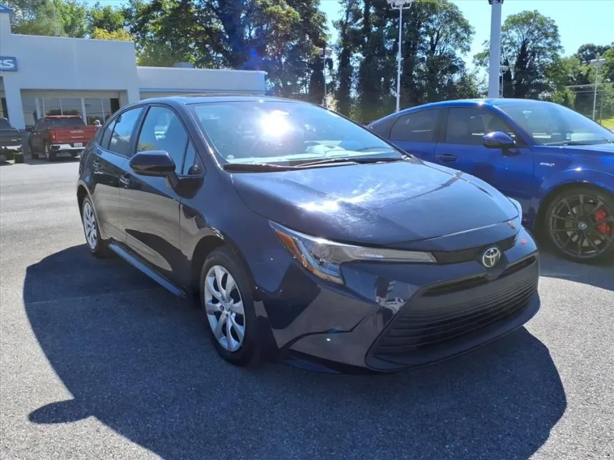 2023 Toyota Corolla LE photo 1