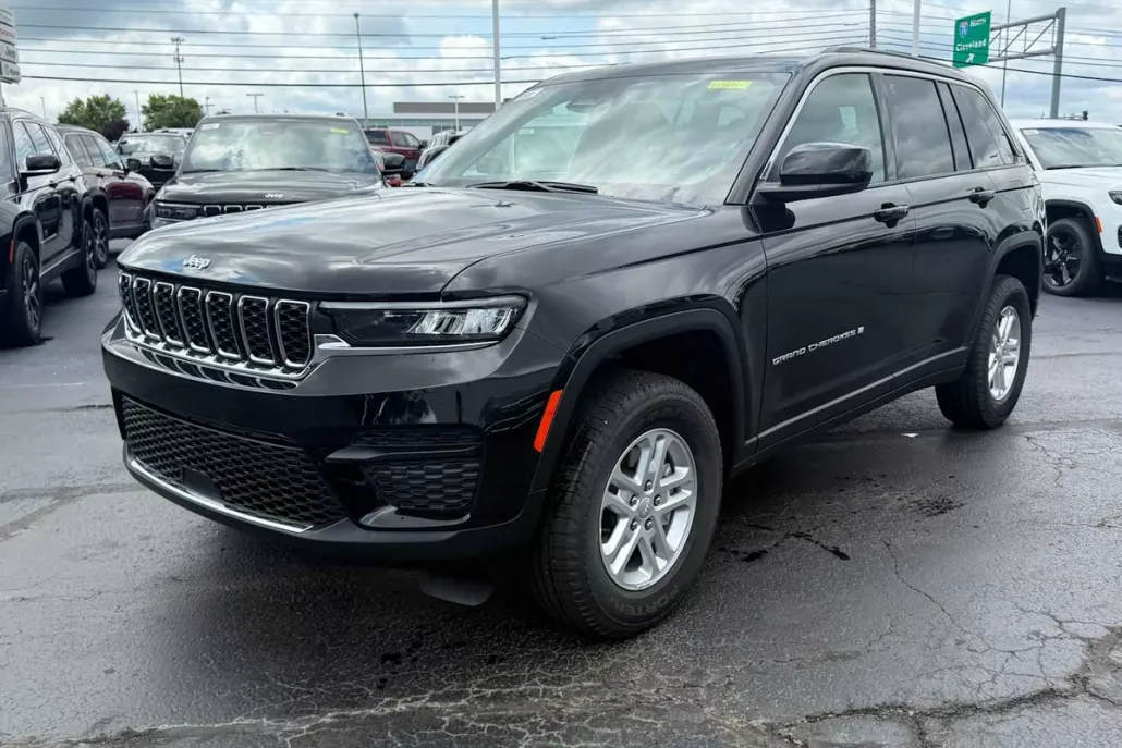 2025 Jeep Grand Cherokee Laredo photo 1