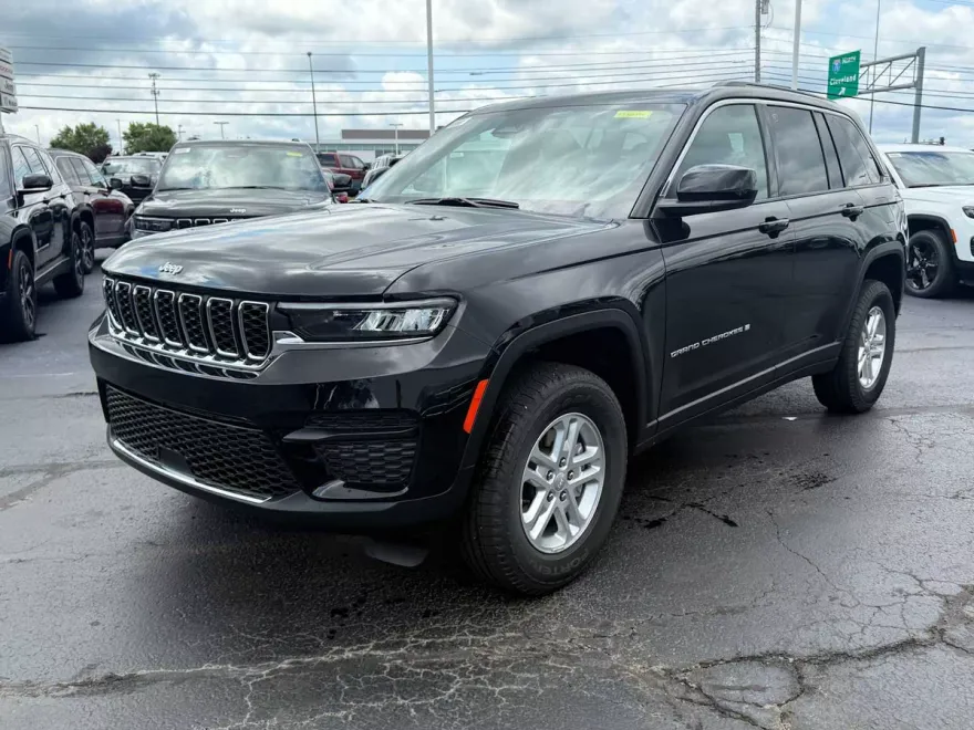 2025 Jeep Grand Cherokee Laredo photo 1