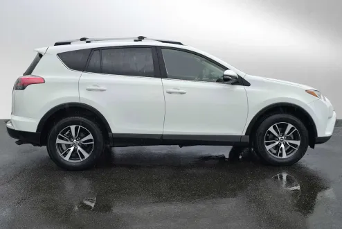 2017 Toyota RAV4 XLE photo 2