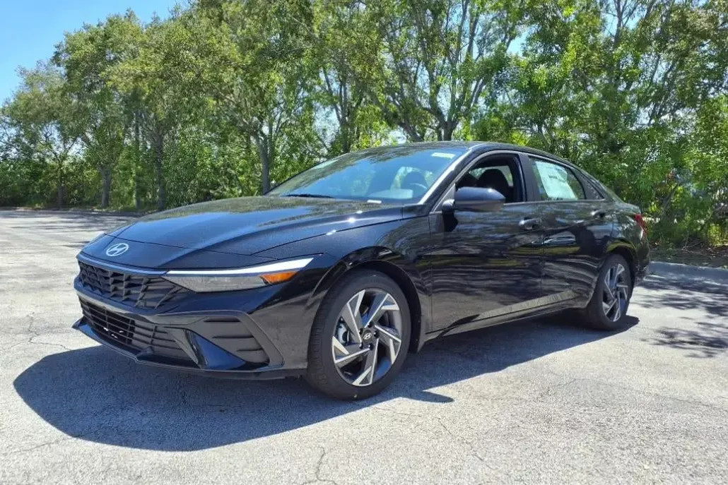 2025 Hyundai Elantra SEL Sport photo 1