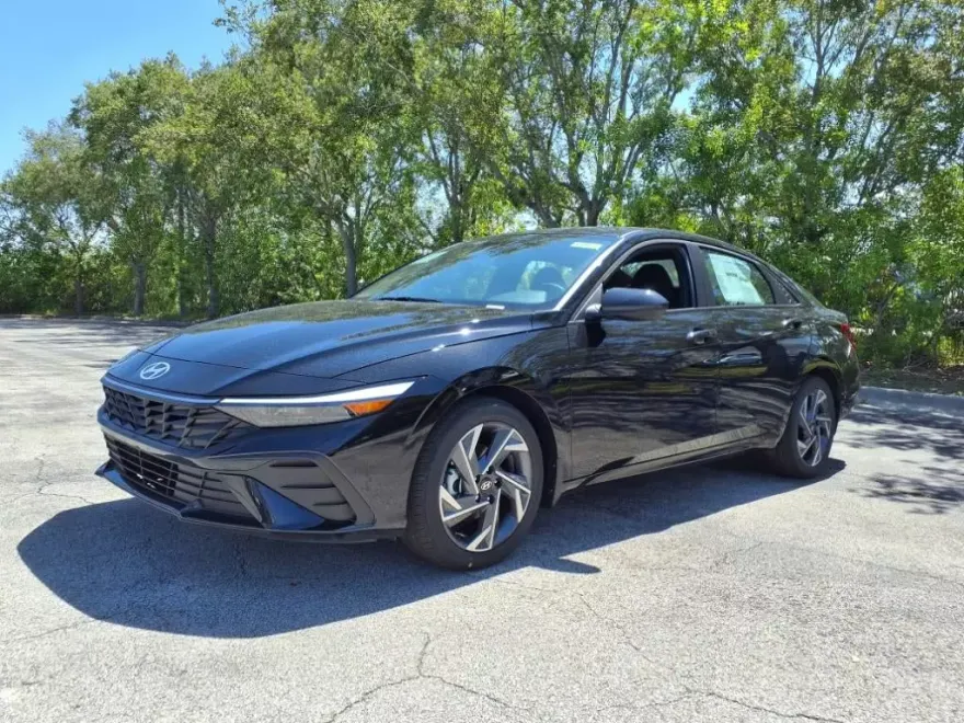2025 Hyundai Elantra SEL Sport photo 1