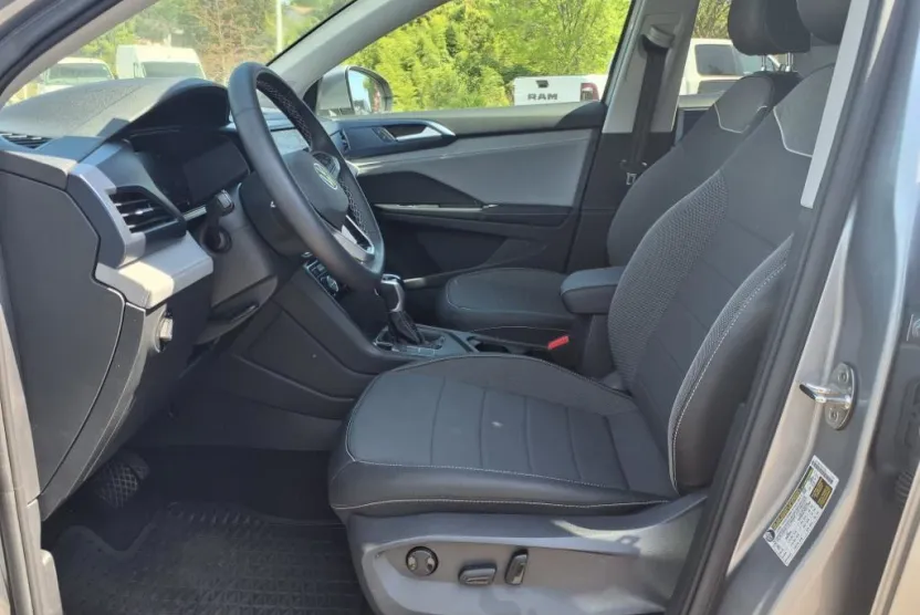 2024 Volkswagen Taos SE photo 1