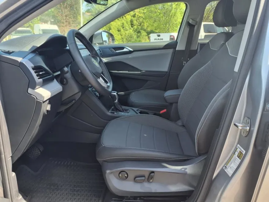 2024 Volkswagen Taos SE photo 1