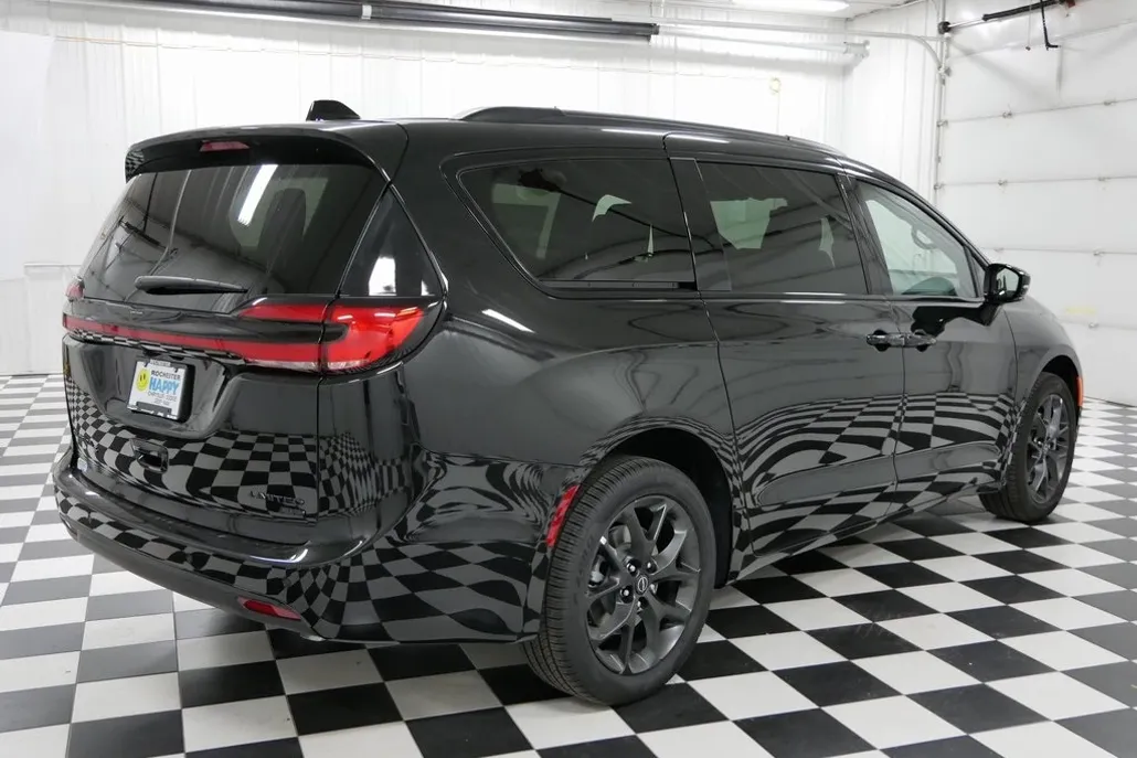 2026 Chrysler Pacifica Limited photo 1