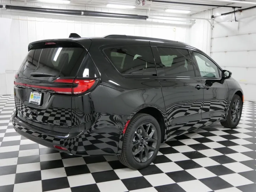 2026 Chrysler Pacifica Limited photo 1