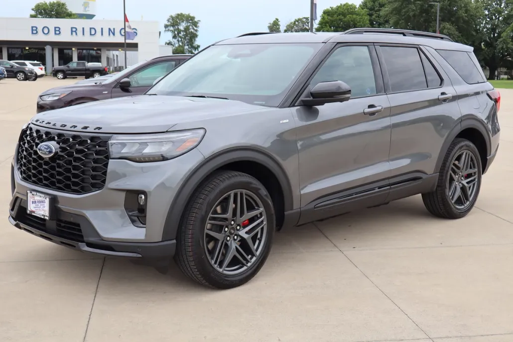 2025 Ford Explorer ST-Line photo 1