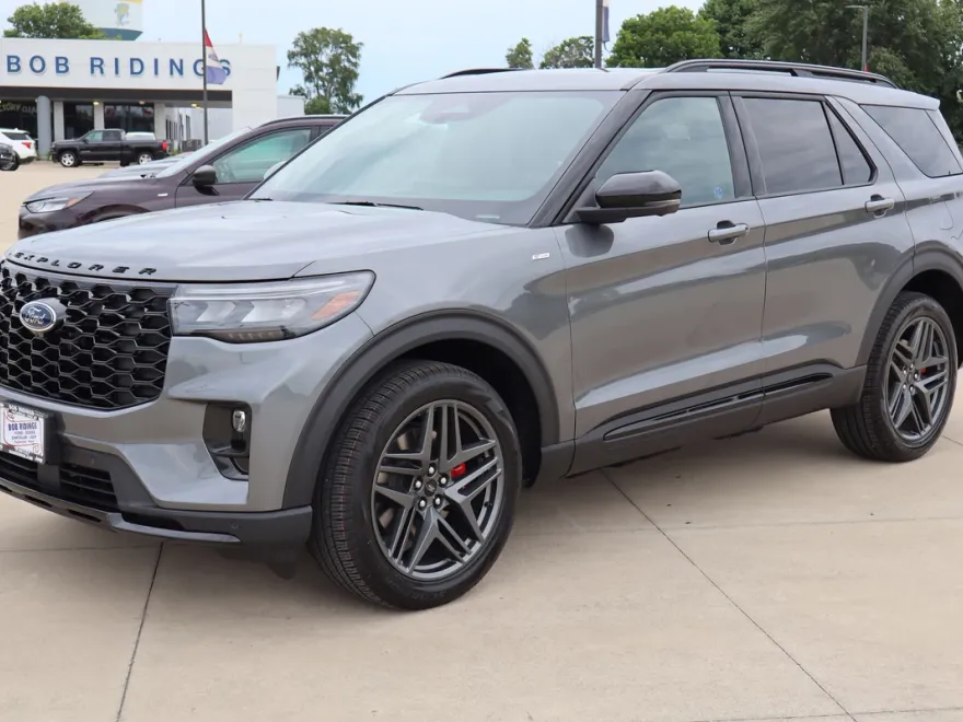 2025 Ford Explorer ST-Line photo 1