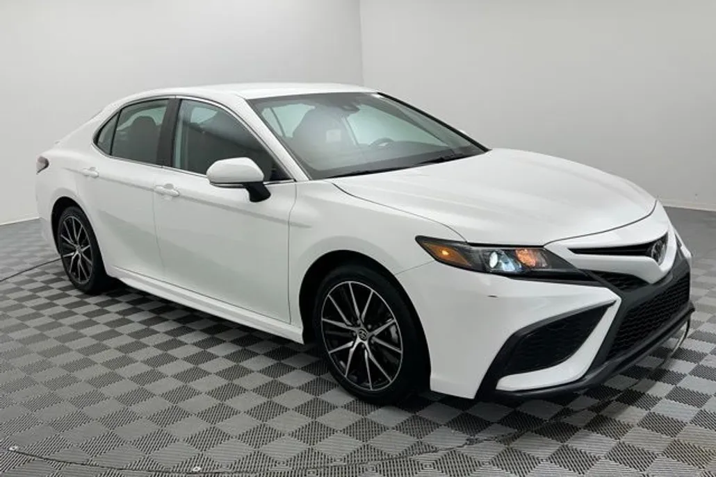 2024 Toyota Camry SE photo 1