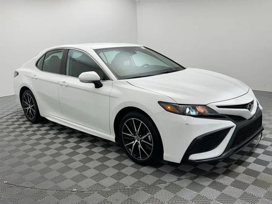 2024 Toyota Camry SE photo 1