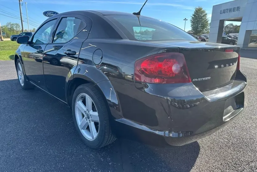 2013 Dodge Avenger SE photo 1