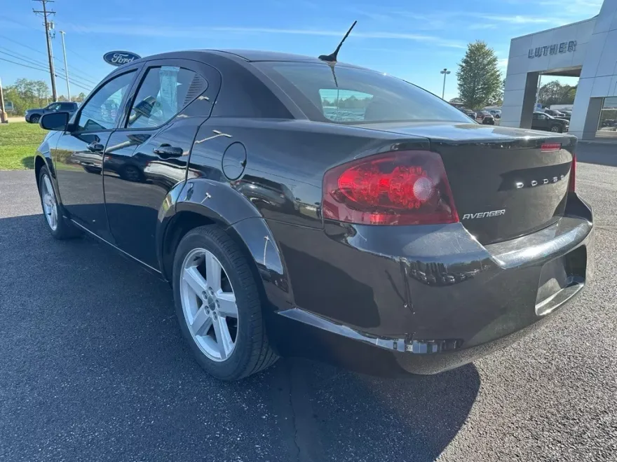 2013 Dodge Avenger SE photo 1