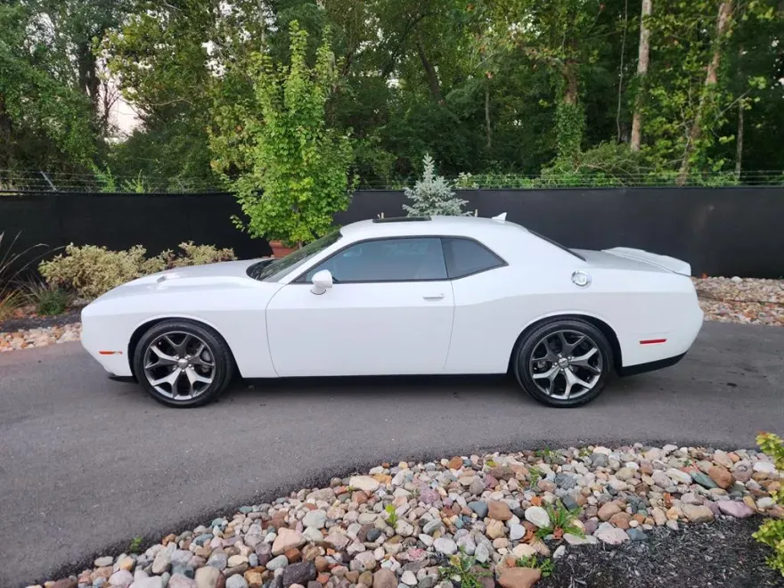 2017 Dodge Challenger SXT Plus photo 1