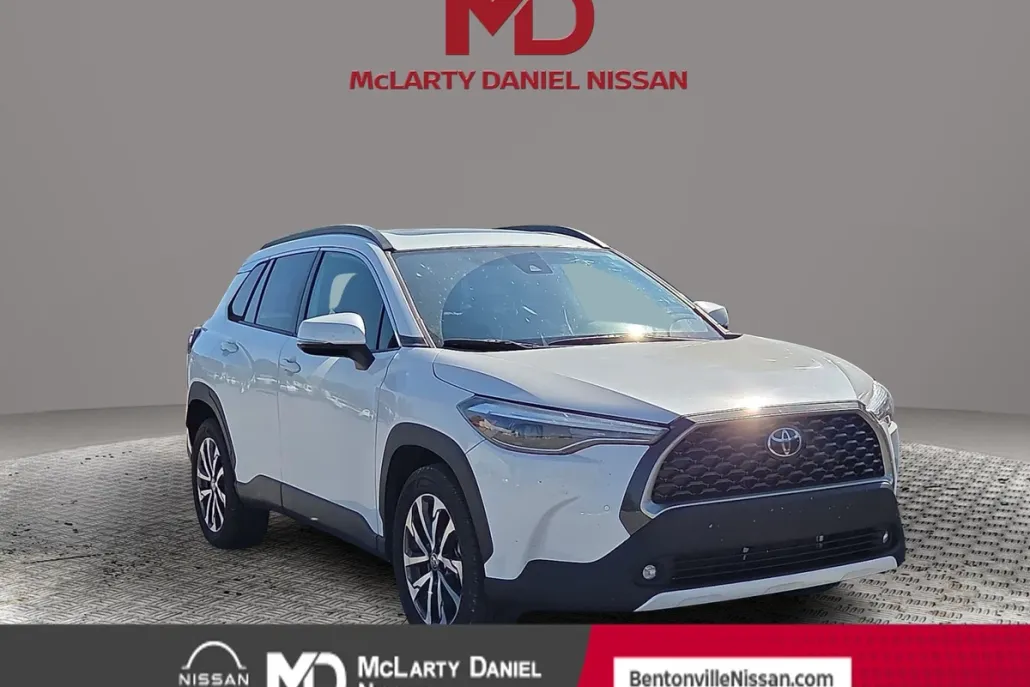 2022 Toyota Corolla Cross XLE photo 1