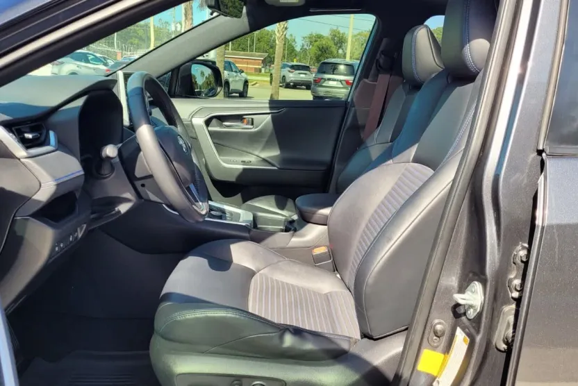 2020 Toyota RAV4 Hybrid XSE photo 1