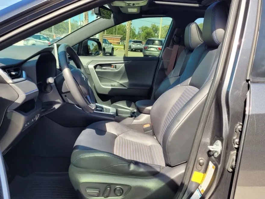 2020 Toyota RAV4 Hybrid XSE photo 1