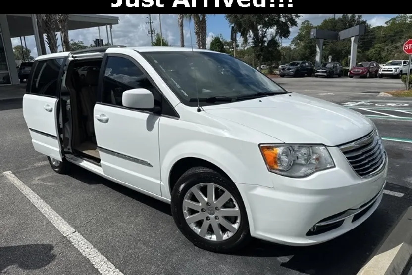 2016 Chrysler Town & Country Touring photo 1