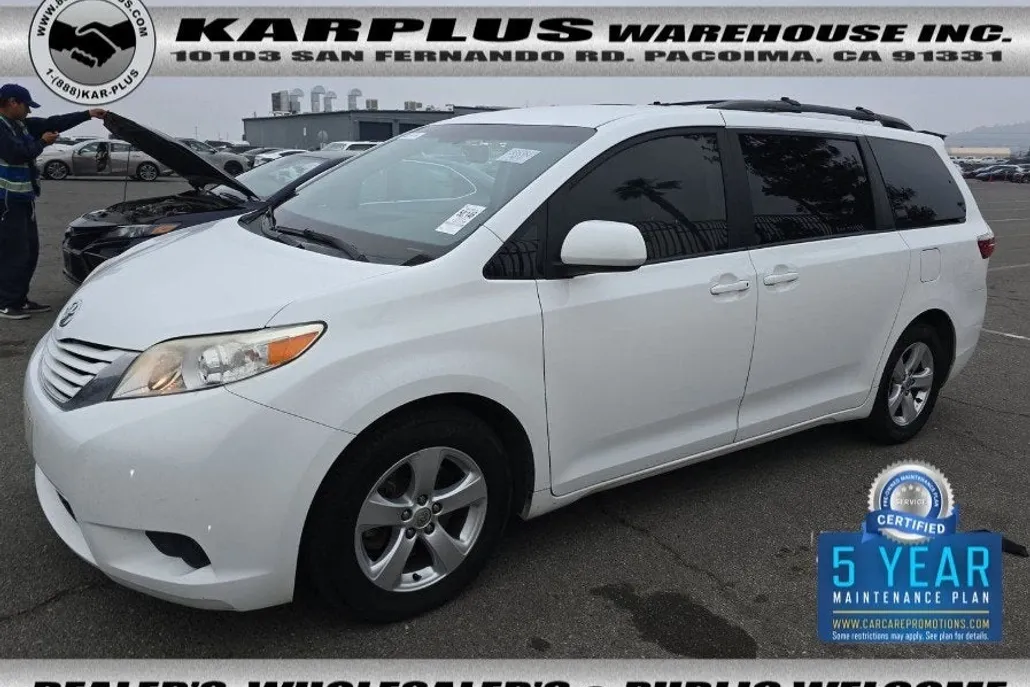 2015 Toyota Sienna LE photo 1
