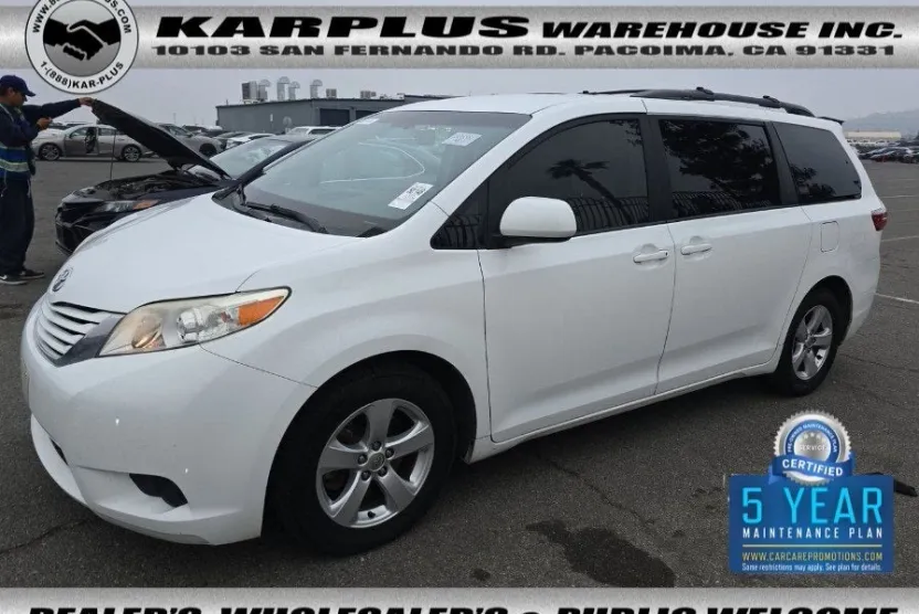 2015 Toyota Sienna LE photo 1