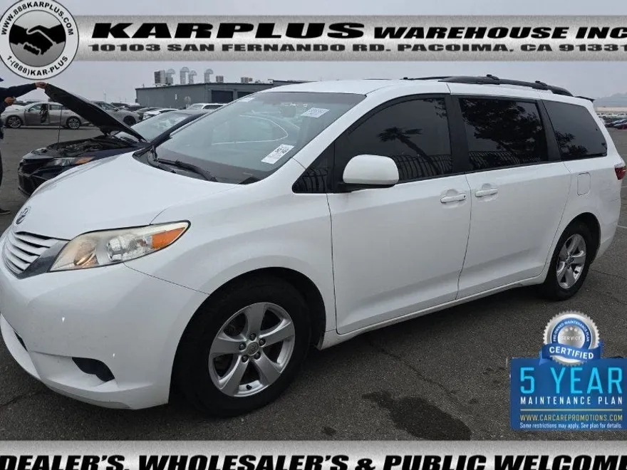 2015 Toyota Sienna LE photo 1