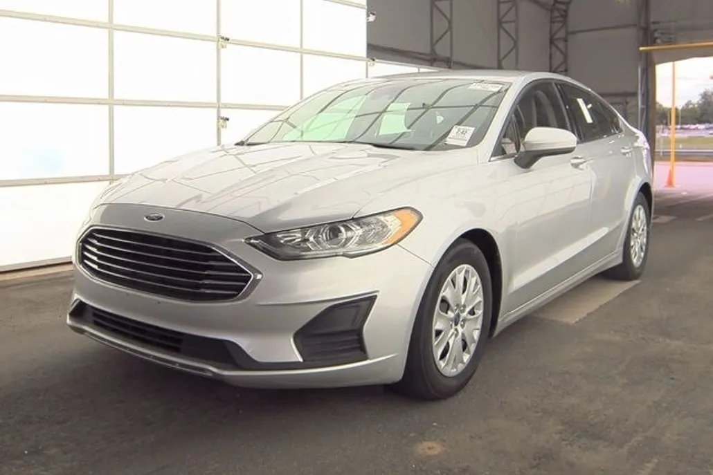 2019 Ford Fusion S photo 1