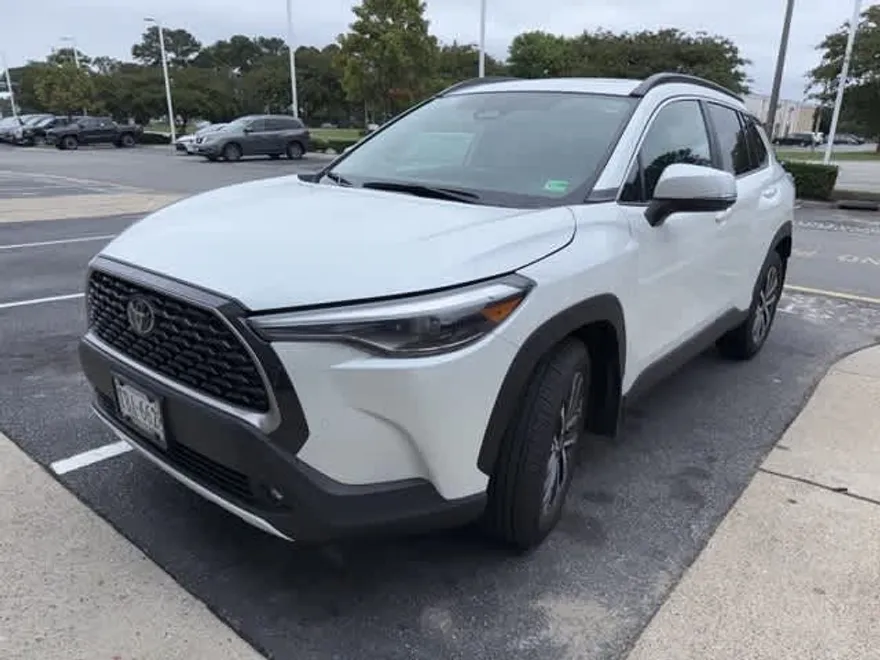 2024 Toyota Corolla Cross XLE photo 1