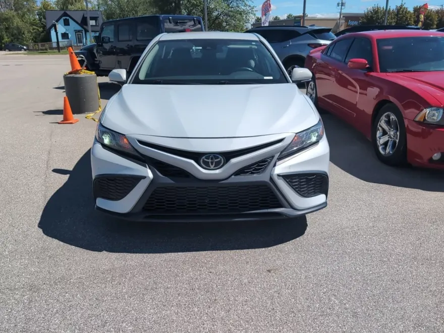 2022 Toyota Camry SE photo 1