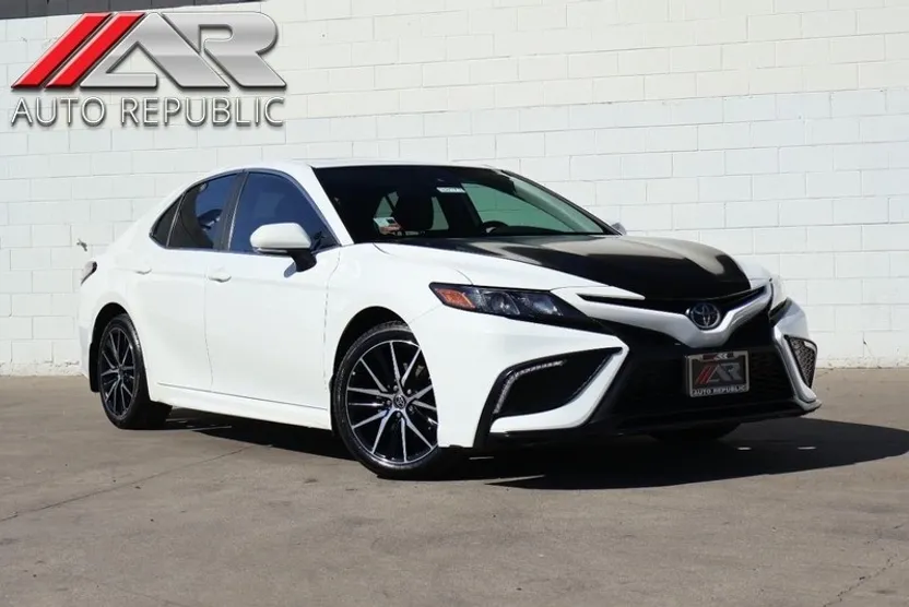 2023 Toyota Camry SE photo 1