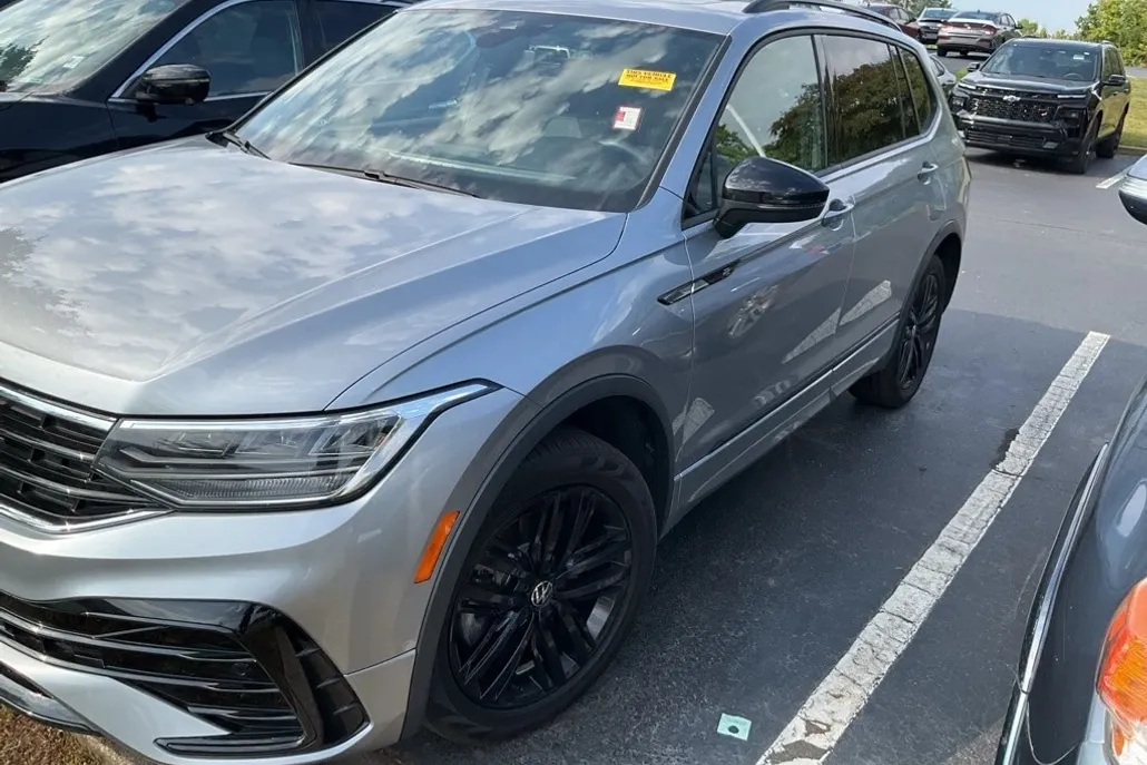 2022 Volkswagen Tiguan SE R-Line Black photo 1
