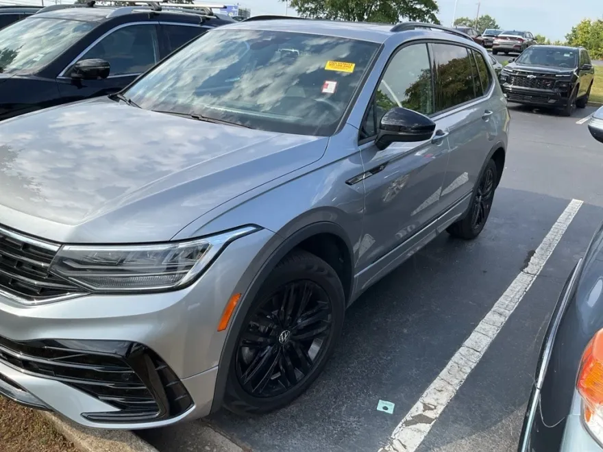 2022 Volkswagen Tiguan SE R-Line Black photo 1