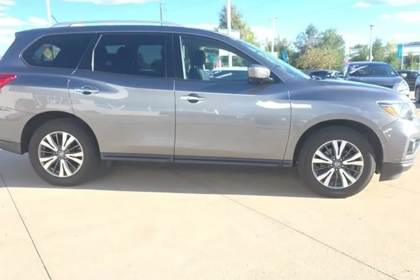 2017 Nissan Pathfinder S photo 1