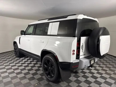 2025 Land Rover Defender 110 S photo 4