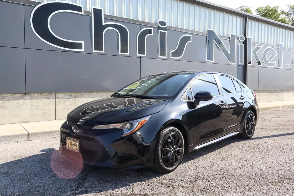2021 Toyota Corolla LE photo 1