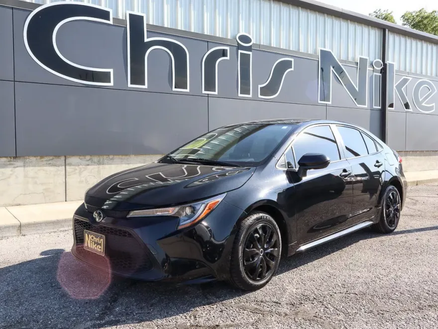 2021 Toyota Corolla LE photo 1