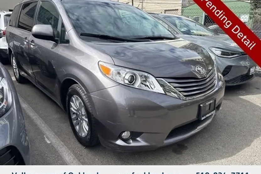 2017 Toyota Sienna XLE photo 1