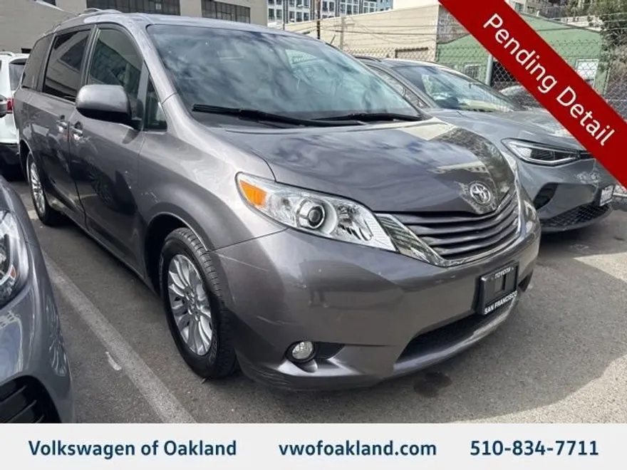 2017 Toyota Sienna XLE photo 1
